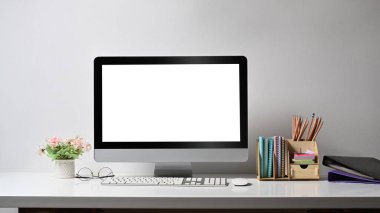 Bilgisayarı, saksısı ve kırtasiyesi olan ofis masası. Reklam metniniz için boş ekran.
