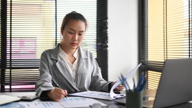 Milenyum kadın girişimci işyerindeki mali verileri analiz ediyor.