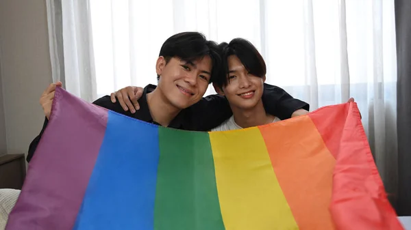 Glada Homosexuella Par Som Omfamnar Och Håller Ihop Hbt Stolthetsflaggan — Stockfoto