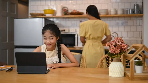 Asyalı Kız Bilgisayar Tableti Dersi Alıyor Mutfak Masasında Ödev Yapıyor — Stok fotoğraf