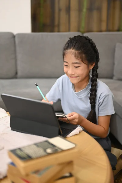 Ευτυχισμένο Κορίτσι Βλέποντας Την Εκμάθηση Απευθείας Σύνδεση Στην Εικονική Τάξη — Φωτογραφία Αρχείου