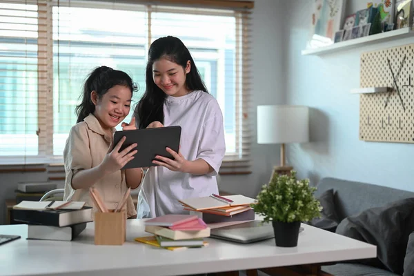 Twee Aziatische Meisje Doen Online Huiswerk Surfen Internet Met Digitale — Stockfoto