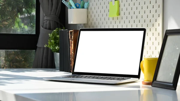 Laptop Makieta Komputer Czystym Ekranem Ramka Obraz Filiżanka Kawy Białym — Zdjęcie stockowe