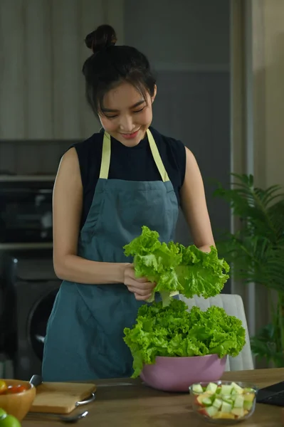 Mulher Sorridente Fazendo Salada Saudável Com Legumes Orgânicos Frescos Cozinha — Fotografia de Stock