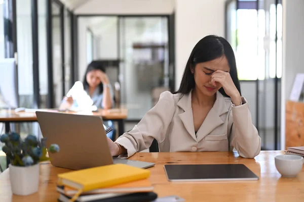 Müde Asiatische Geschäftsfrau Leidet Unter Stress Bei Der Arbeit Büro — Stockfoto