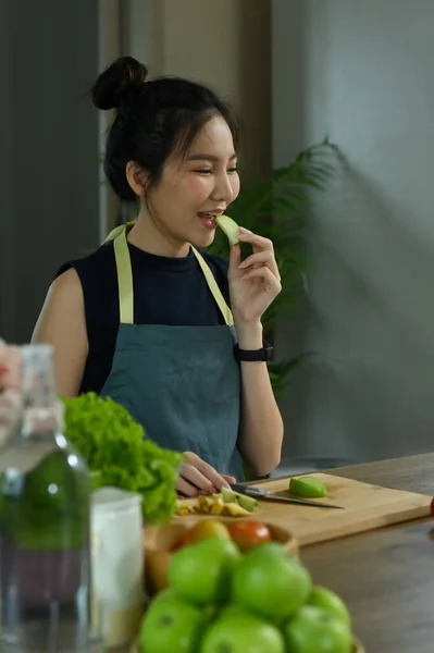 Mulher Feliz Preparando Ingredientes Para Fazer Salada Legumes Frescos Casa — Fotografia de Stock