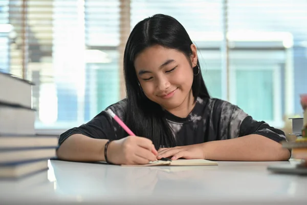 Ένα Έφηβο Κορίτσι Που Διαβάζει Στο Σαλόνι Εκπαίδευση Και Σχολική — Φωτογραφία Αρχείου