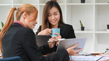 Şirket kurma ekibi modern ofiste yeni proje için fikir alışverişinde bulunuyor..