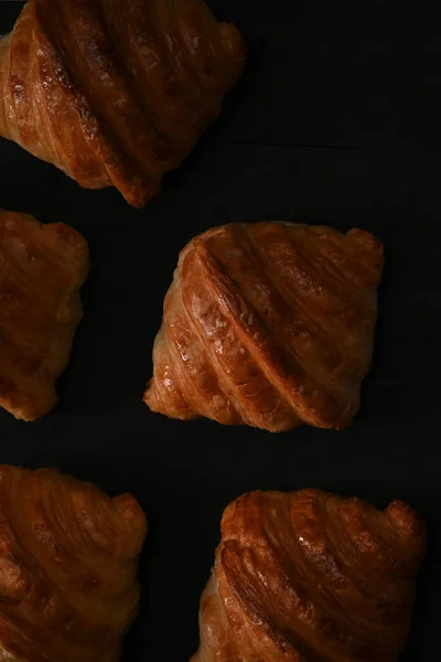Leckere Frisch Gebackene Buttercroissants Auf Schwarzem Holztisch Levitation Bäckereiprodukte Café — Stockfoto