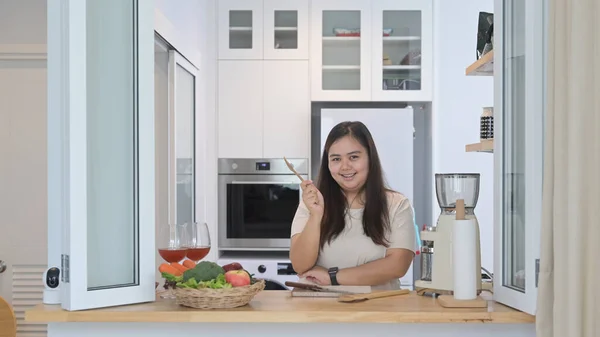 Alegre Mulher Asiática Obesa Preparando Ingrediente Para Fazer Salada Saudável — Fotografia de Stock
