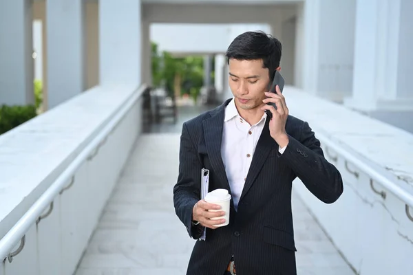 Fiducioso Uomo Affari Abbigliamento Formale Avendo Conversazione Telefonica Mentre Piedi — Foto Stock