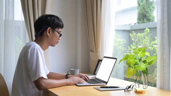 Zijaanzicht Jonge Aziatische Man Zitten Comfortabele Woonkamer Surfen Internet Laptop — Stockfoto