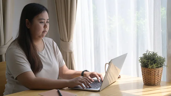 Νεαρή Γυναίκα Που Παρακολουθεί Webinar Εργάζεται Φορητό Υπολογιστή Στο Σπίτι — Φωτογραφία Αρχείου