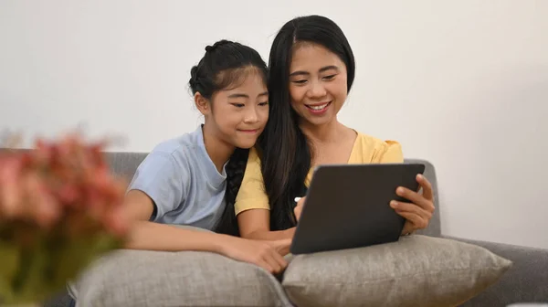 Mãe Filha Felizes Divertem Navegando Internet Tablet Digital Casa Desfrutando — Fotografia de Stock