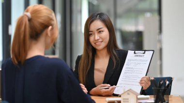 Gayrimenkul yatırımları için profesyonel mali danışman. Sigorta ve emlak konsepti.