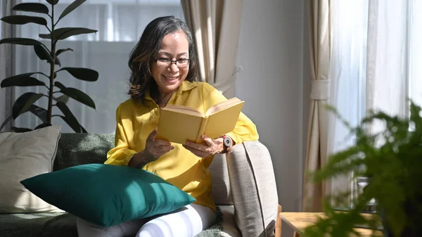 Gelukkig Volwassen Vrouw Het Lezen Van Boek Terwijl Rusten Comfortabele — Stockfoto