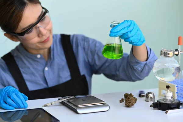 Científico Con Gafas Guantes Investigando Examinando Aceite Marihuana Laboratorio Medicina —  Fotos de Stock