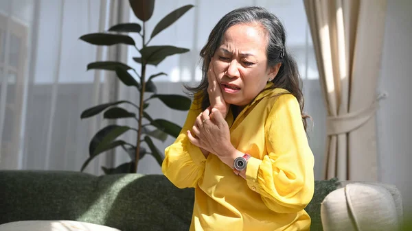 Wanita Tua Yang Menderita Sakit Gigi Konsep Asuransi Gigi Kesehatan — Stok Foto