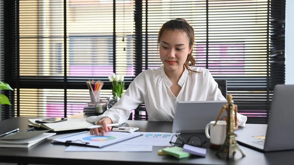 デジタルテーブルを利用した女性経営者の考え方と財務報告書のオフィスでの作業 — ストック写真