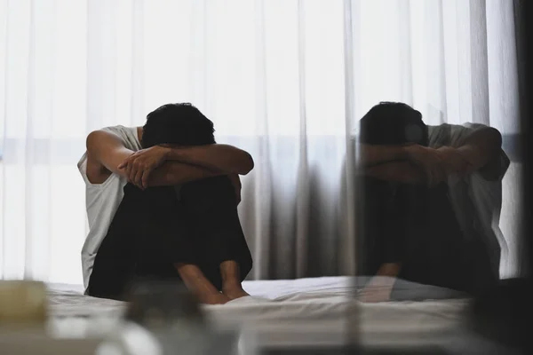 Hombre Deprimido Sentado Dormitorio Oscuro Con Ambiente Poca Luz Salud —  Fotos de Stock