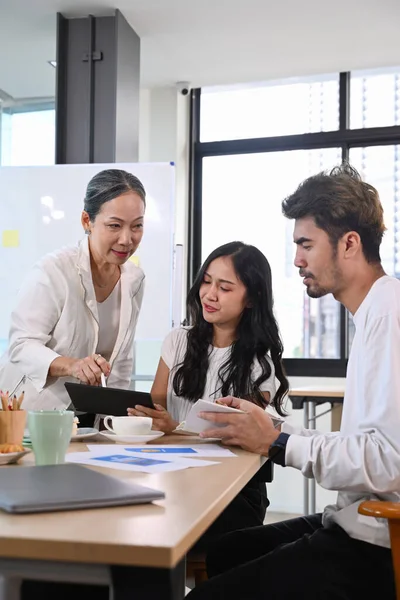 Une Dirigeante Âgée Une Jeune Employée Discutent Ensemble Projet Entreprise — Photo