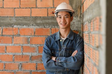 İnşaat alanında duran kasklı mimar erkek mimarlar. Endüstri, Mühendis, inşaat konsepti.