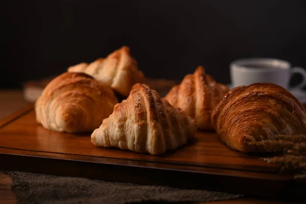 Croissants Amanteigados Saborosos Mesa Madeira Preta Levitação Produtos Panificação Conceito — Fotografia de Stock