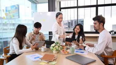 Profesyonellerden oluşan bir ekip yeni başlatılan projeyle ilgili fikir alışverişinde bulunuyor..