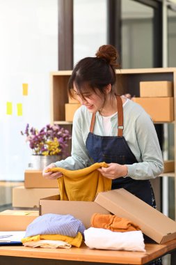 Küçük bir işletme sahibi sevkiyat için paket kutusu topluyor. E-ticaret, Çevrimiçi satış kavramı.