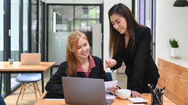 Büsbütün meslektaşlar fikirleri paylaşıyor, bilgiyi modern ofiste online olarak tartışıyorlar..