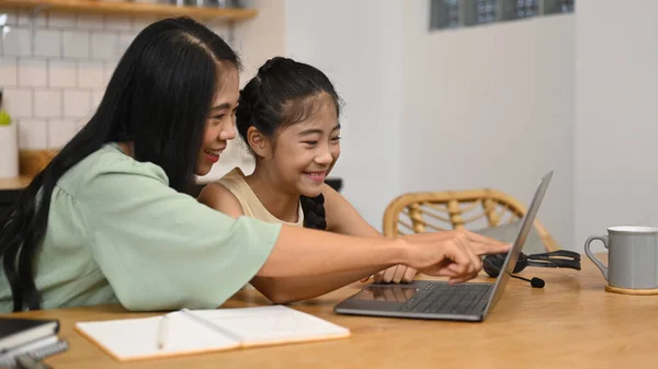 Schattig Aziatisch Meisje Met Moeder Die Thuis Huiswerk Maakt Onderwijs — Stockfoto