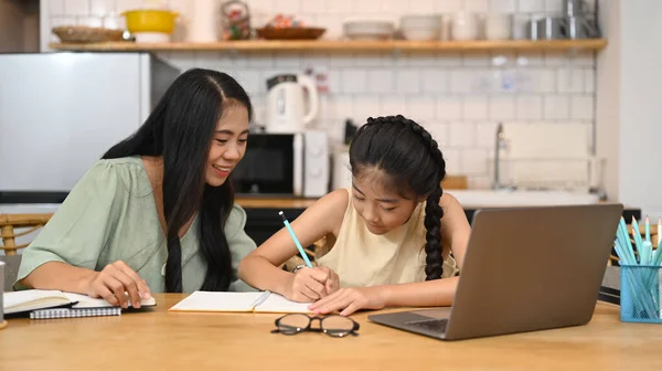 Asyalı Anne Tatlı Kızına Ödevi Yaparken Yardım Ediyor Sanal Sınıfta — Stok fotoğraf