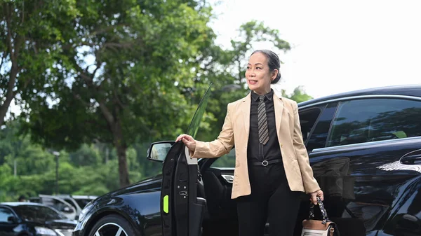 Gorgeous Mature Woman Business Suit Standing Car City Street — Stock Photo, Image
