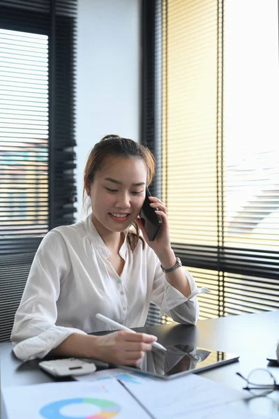 Jovem Conselheira Financeira Sexo Feminino Conversando Por Telefone Com Cliente — Fotografia de Stock