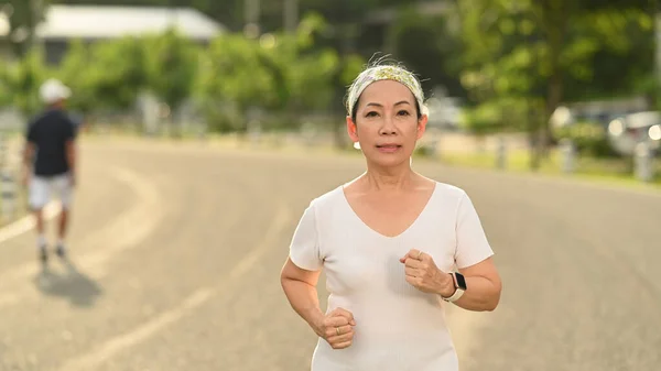 Aktif Orta Yaşlı Kadın Akşam Parkta Koşuyor Sağlıklı Yaşam Tarzı — Stok fotoğraf