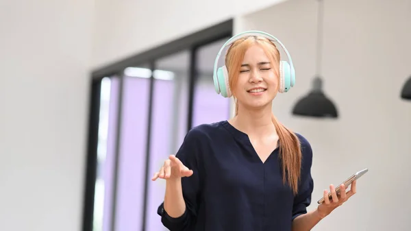 Radosna Azjatycka Kobieta Nosząca Słuchawki Lubi Ulubioną Piosenkę Nastrój Hobby — Zdjęcie stockowe