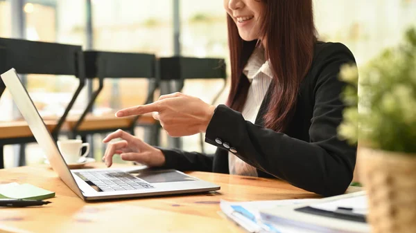 Asiatico Businesswoman Avendo Video Conferenza Guardando Online Webinar Computer Portatile — Foto Stock