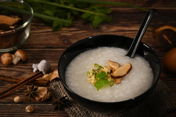 配软煮熟的鸡蛋 芝麻蘑菇 生姜片和淡食葱片的糯米粥 — 图库照片