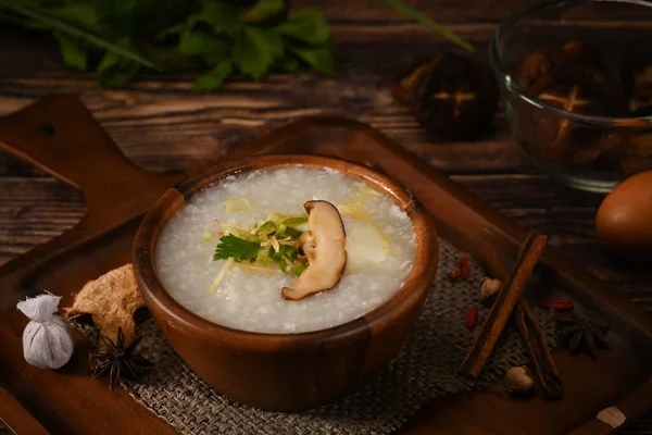 Testy Rýžová Kaše Měkkým Vařeným Vejcem Houbami Shiitake Zázvorem Plátky — Stock fotografie