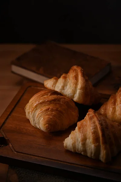 木製のテーブルの上においしいバタークロワッサン パンベーカリー製品カフェのコンセプト — ストック写真