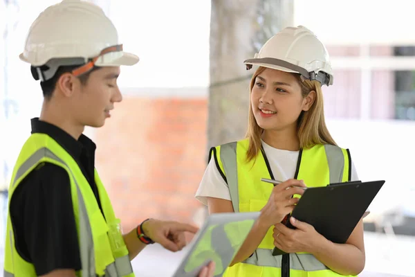 Civiele Ingenieur Team Draagt Gele Vesten Helm Bespreken Het Bouwproces — Stockfoto