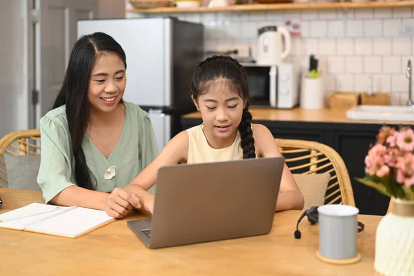 Asiatische Mutter Hilft Ihrer Kleinen Tochter Bei Den Hausaufgaben Und — Stockfoto