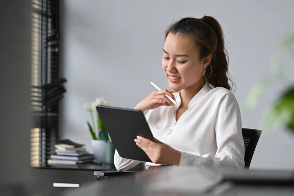 Sonriendo Asiática Empresaria Recibiendo Buenas Noticias Leyendo Información Sobre Tableta — Foto de Stock