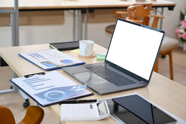 Houten Bureau Met Laptop Digitale Tablet Documenten Koffiebeker Moderne Werkplek — Stockfoto