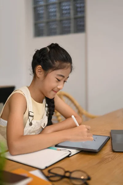 Χαμογελώντας Ασιατικό Κορίτσι Που Κάνει Την Εργασία Στο Ψηφιακό Δισκίο — Φωτογραφία Αρχείου