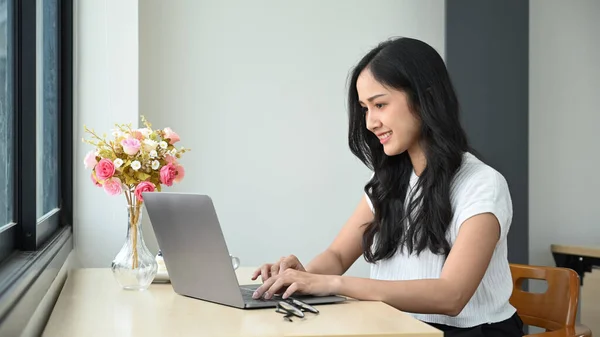 Atrakcyjna Azjatka Pracująca Online Oglądająca Webinarium Online Laptopie — Zdjęcie stockowe