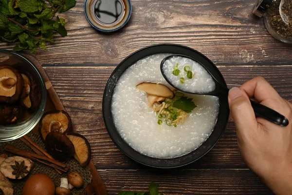 清脆的米粥 配上煮软的鸡蛋 生姜片 葱片作为早餐或清淡的饭食 — 图库照片