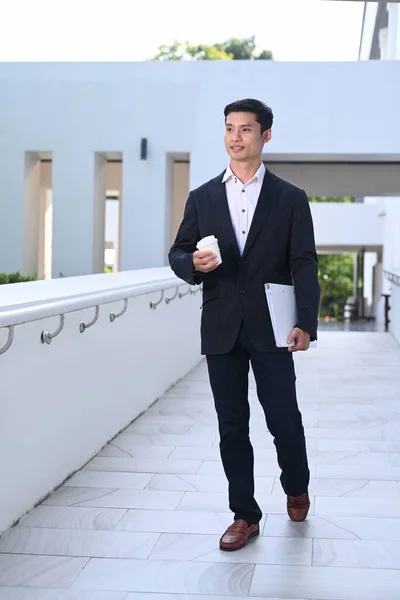 Teljes Hosszúságú Portré Elegáns Ázsiai Üzletember Gazdaság Elvenni Kávéscsésze Séta — Stock Fotó