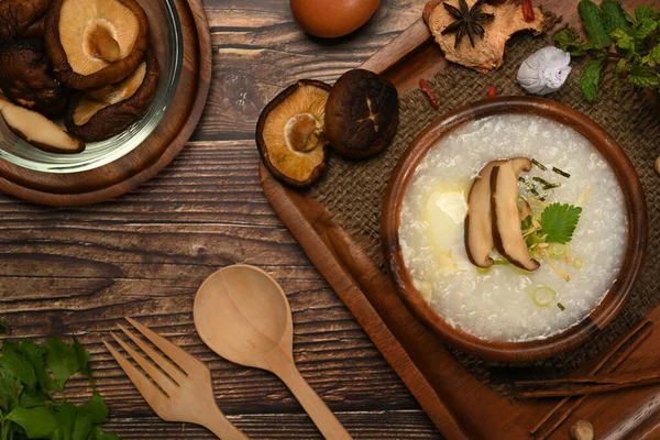 米粥配上煮得软的鸡蛋 芝麻蘑菇 生姜片和平底锅片 — 图库照片