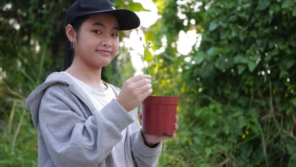 Menina Asiática Bonito Plantar Uma Flor Vaso Salvando Mundo Dia — Vídeo de Stock